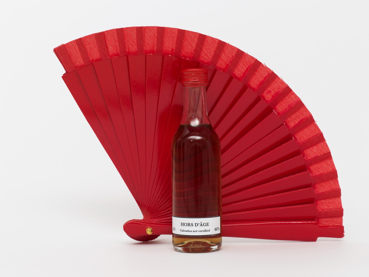 Gaillard & Claude, Hors d’âge - Red lacquered wood hand fan: 16 x 29 cm, and 5 cl miniature bottle containing calvados: 12.5 x (ø) 3.48 cm.
Signed and numbered edition of 50 + 10 A.P. ’s.
Published by MOREpublishers, Brussels, 2019