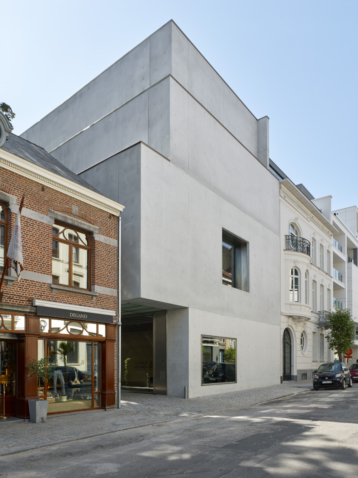 Street view of the St-Georges Gallery of Xavier Hufkens by Robbrecht en Daem architecten - 
