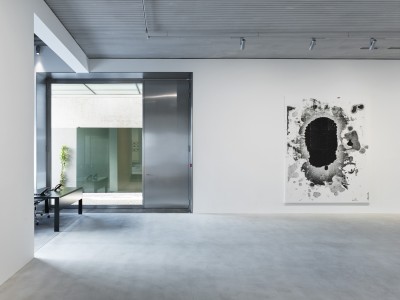 View of Christopher Wool's inaugural exhibition on the ground floor of the St-Georges Gallery of Xavier Hufkens - 