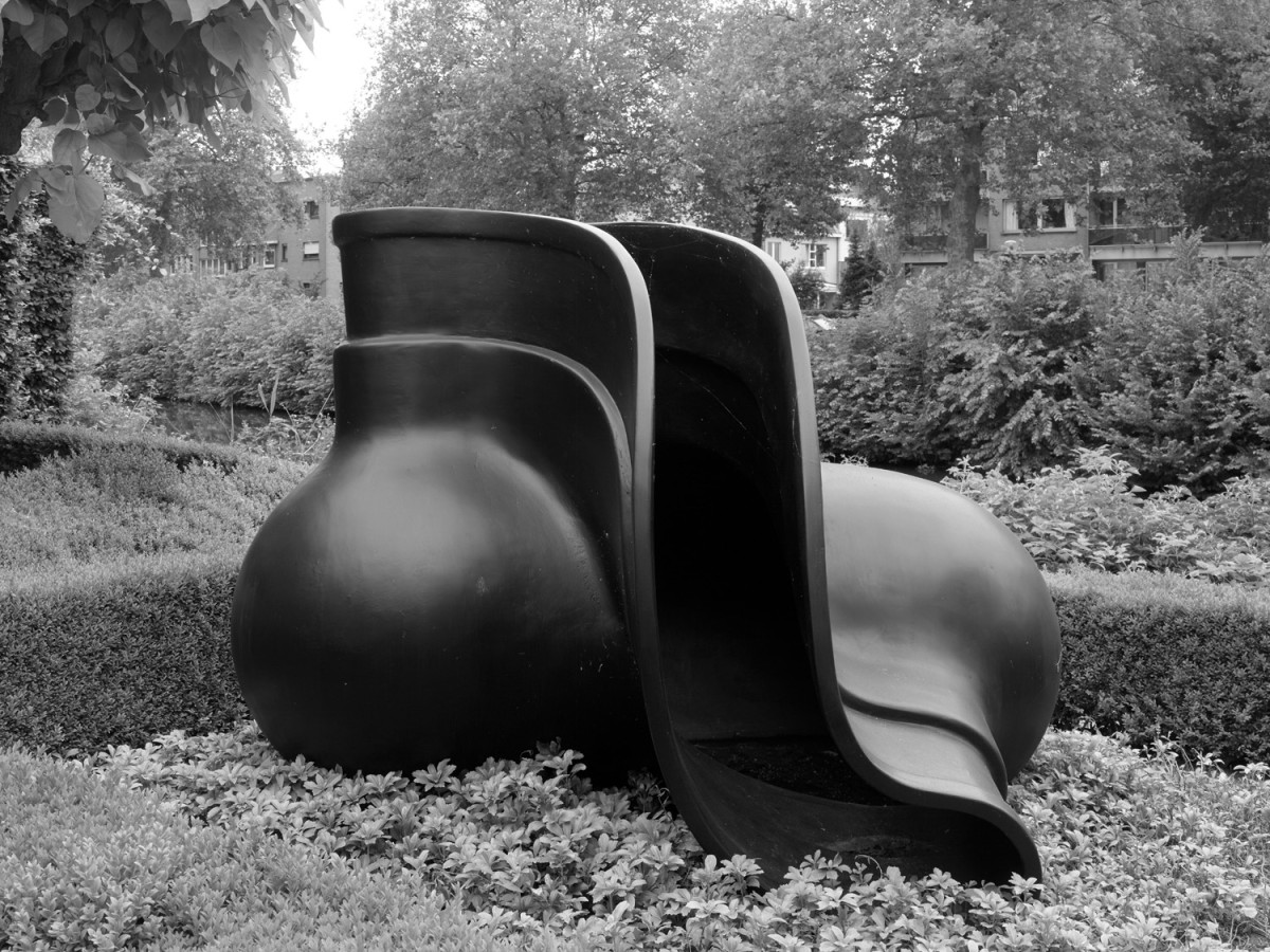 Tony Cragg, Early Form, 1989 - Installation view Brugge, The Office