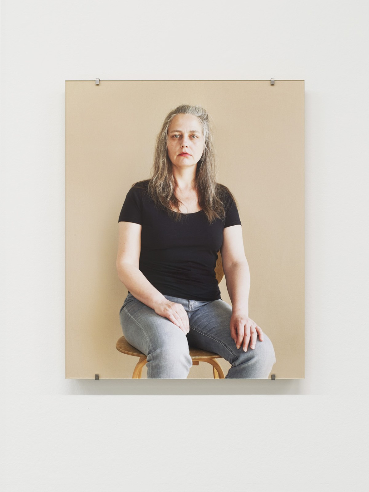 Leen Voet, 2023 by Kristien Daem - Fine Art Inkjet Paper, 50 x 40 cm, mounted on multiplex panels with metal hooks
behind Perfect White Art Glass